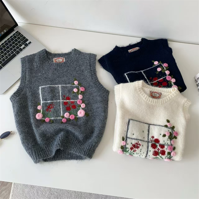 Embroidery Rose - Damska, ręcznie robiona, dziergana kamizelka z