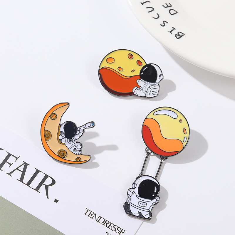 Emaliowana szpilka do astronau – Embroidery Bali recenzja i cena