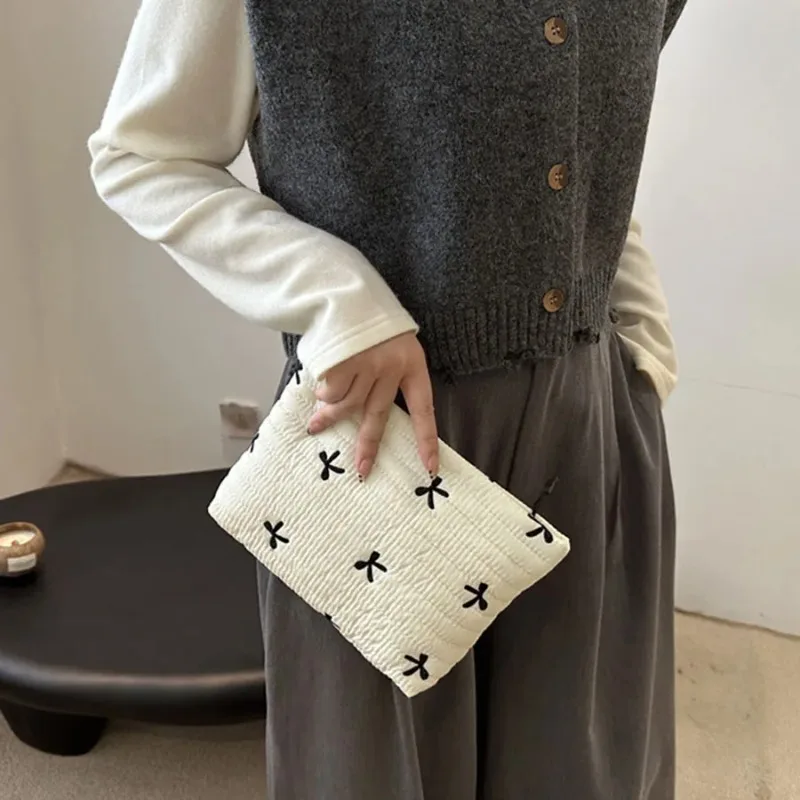 Urocza kosmetyczka z zamkiem b – Embroidery Bag recenzja i cena
